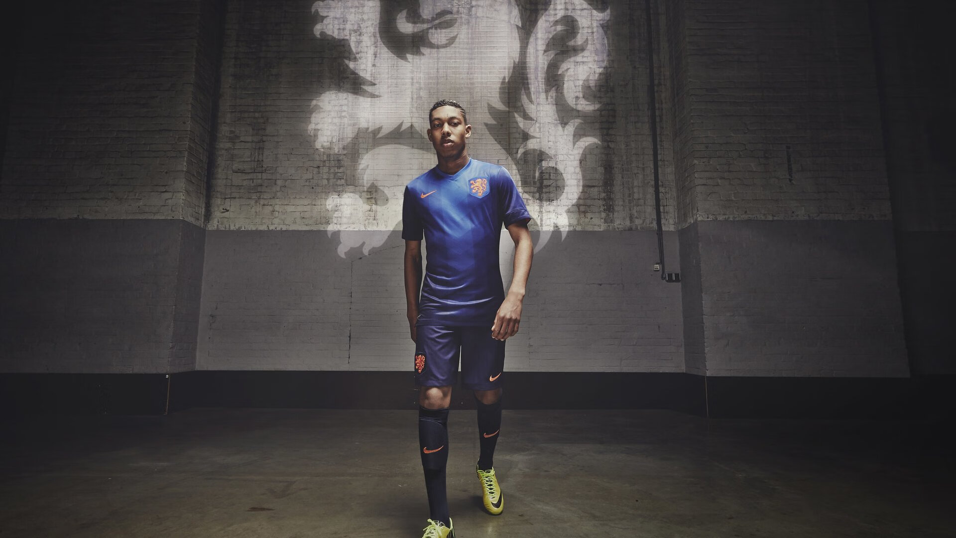 球队发布官方海报传递备战信号激发球迷期待情绪，球队宣传文案